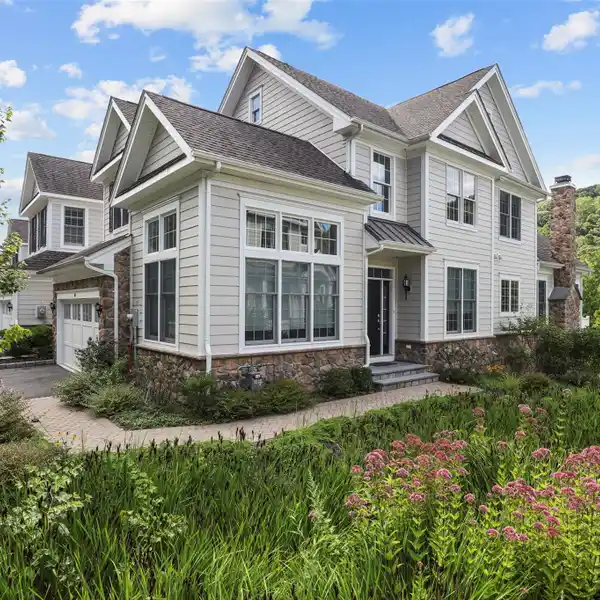 BEAUTIFUL END UNIT IN THE ENCLAVE NEIGHBORHOOD