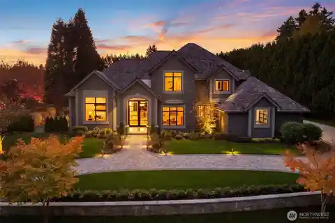 New Lavish Estate with Modern Artistry