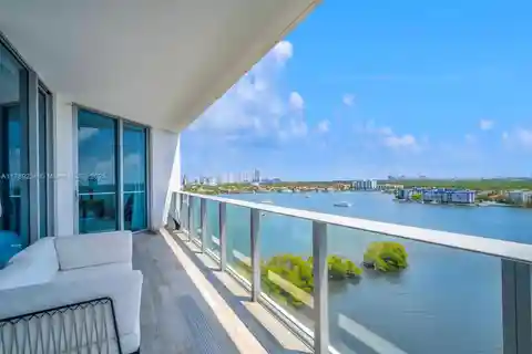 Exquisite High-Floor Residence