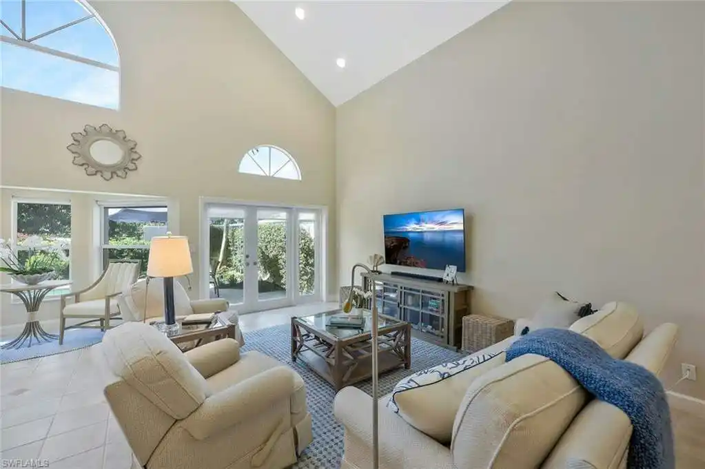 Bright and Cheery Home in Villa Lantana