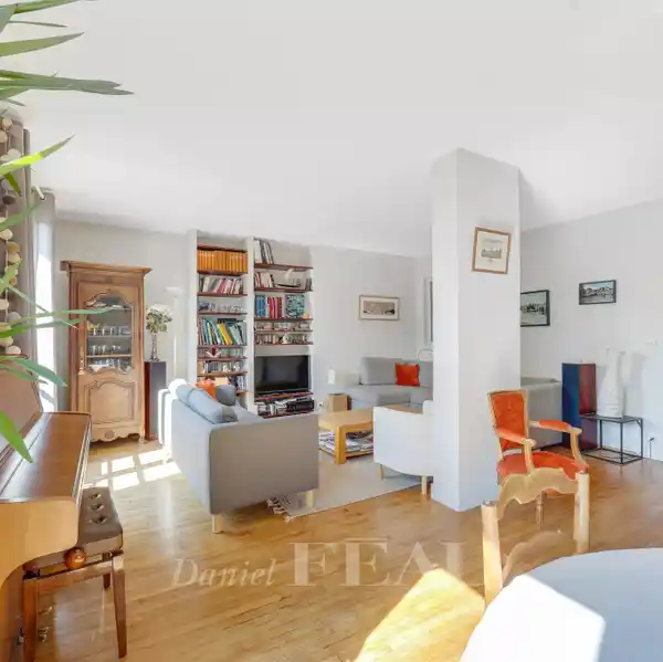 IDEAL FAMILY HOME STEPS FROM STATION