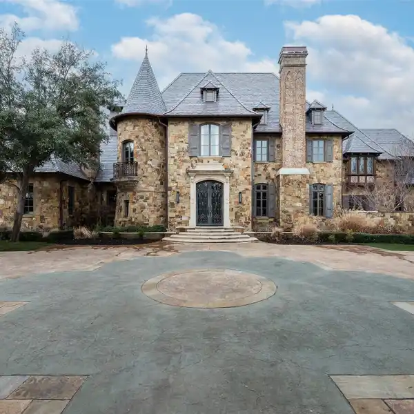 ARCHITECTURAL EXCELLENCE IN PRESTON HOLLOW