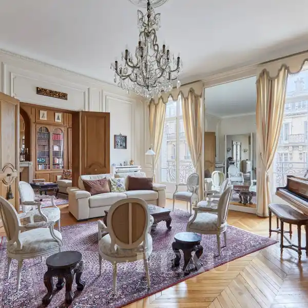 EXCEPTIONAL APARTMENT IN A HAUSSMANNIAN BUILDING