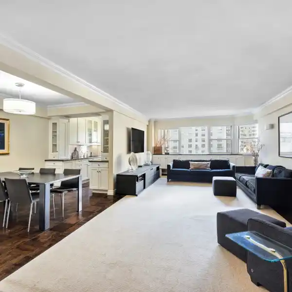 SPACIOUS AND LOFT-LIKE HOME WITH ELEGANT BUILT-INS