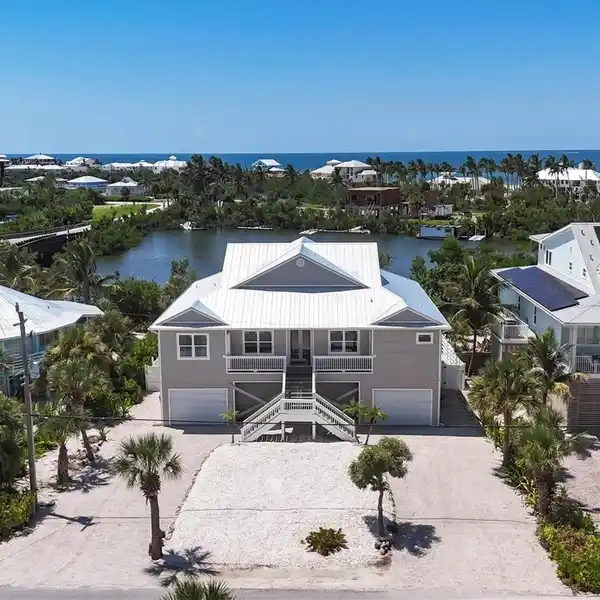 LUXURY AND TRADITIONAL CHARM ON PALM ISLAND