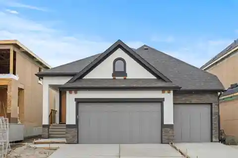Luxury Lakeside Bungalow in Prestigious Mahogany Estates