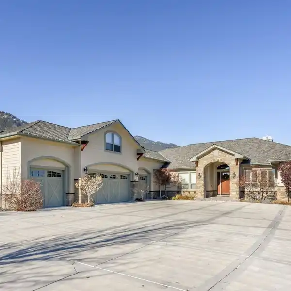 LUXURY AND TRANQUILITY IN CANYON CREEK ESTATES