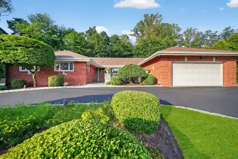 Luxury Living in Lake Isle Community