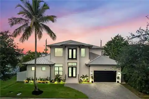 Southwest-Facing Estate with Spa, Summer Kitchen