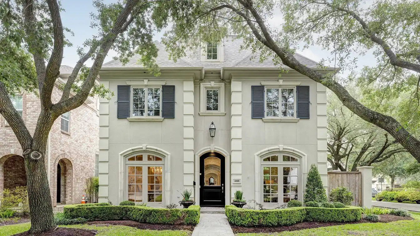 Luxury Living with Walkable Access and Privacy