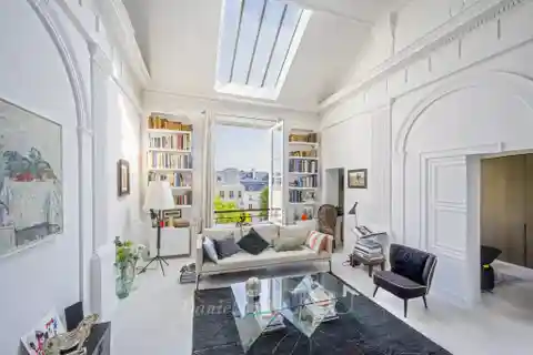 Top-Floor Apartment Overlooking Garden