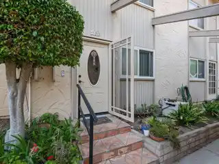 Bright Townhome with Community Pool Access
