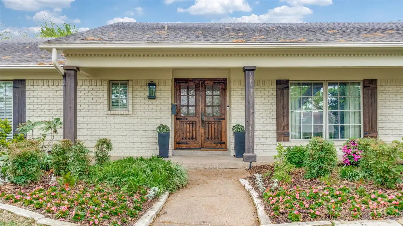 Ranch Home in Desirable Les Jardins