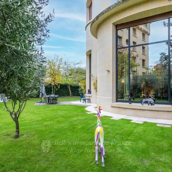 MAGNIFICENT DUPLEX APARTMENT WITH BEAUTIFUL GARDEN