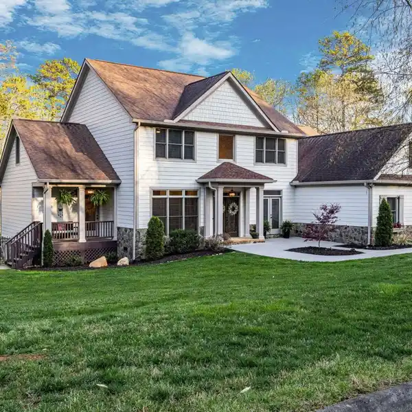 LUXURY LAKESIDE LIVING IN MILLER'S LANDING