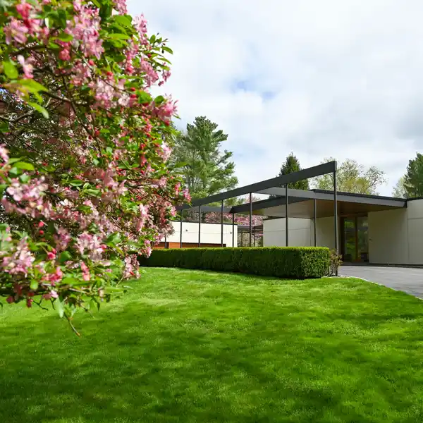 STRIKING CONTEMPORARY HOME