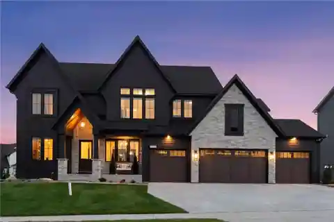Exquisite Home in Premier Hollydale