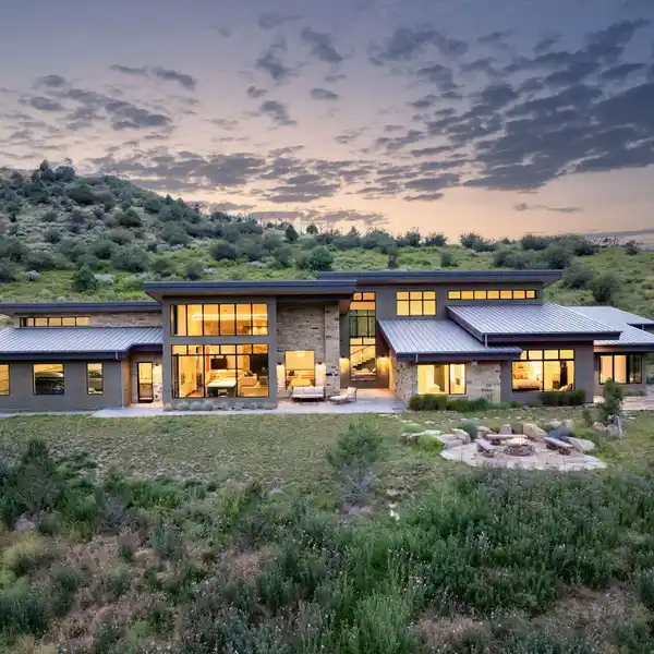 NEWER LUXURIOUS CONTEMPORARY MOUNTAIN HOME