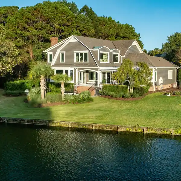 LANDFALL LAKESIDE VILLA LUXURY LAKEFRONT LIVING