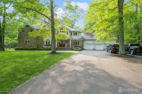 Immaculate Center Hall Colonial on a Cul-De-Sac