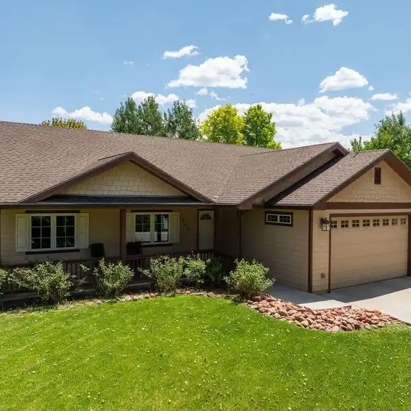 FAMILY-FRIENDLY RETREAT WITH MOUNTAIN ACCESS