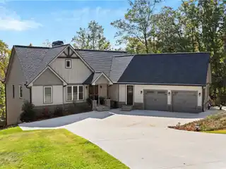 Stunning Luxury Waterfront Haven