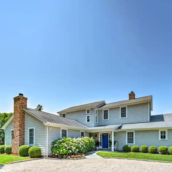 PRISTINE TRADITIONAL RENTAL HOME ON A TRANQUIL LANE