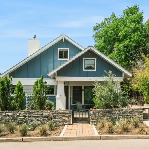 HIGH-END HOME WITH SMART FUNCTIONALITY
