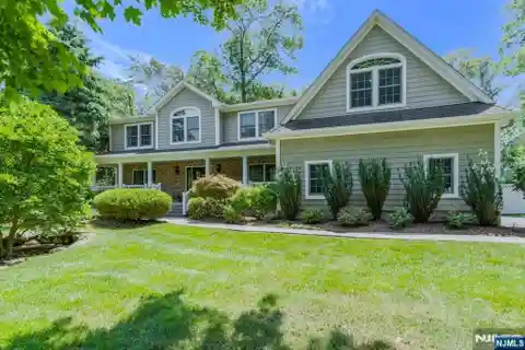 Beautiful Colonial in the Lincoln Section of Wyckoff