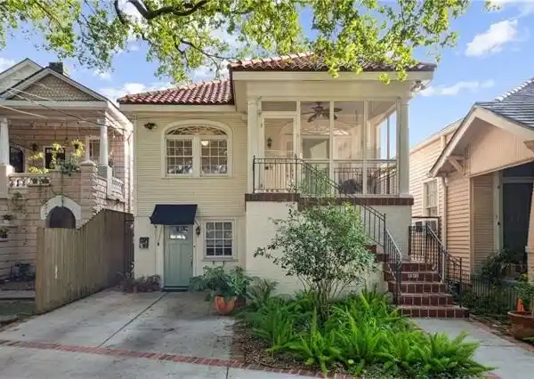 BEAUTIFUL RAISED BASEMENT BUNGALOW