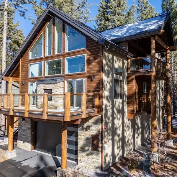 CLASSIC LODGE AESTHETICS WITH MODERN LUXURY