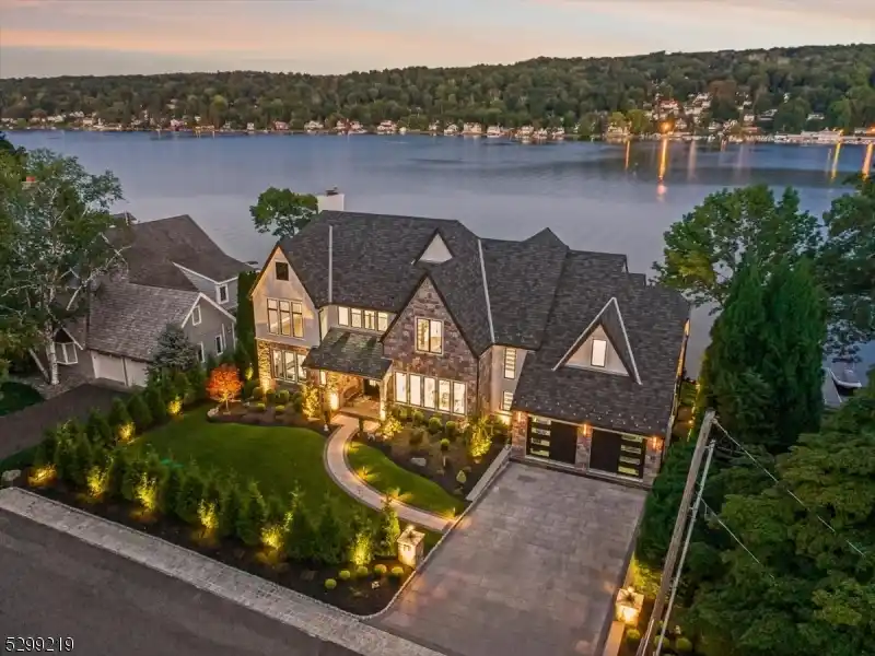 Modern Luxury Lakehouse