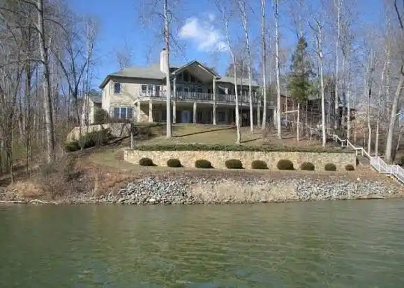 Beautiful Lakefront Contemporary