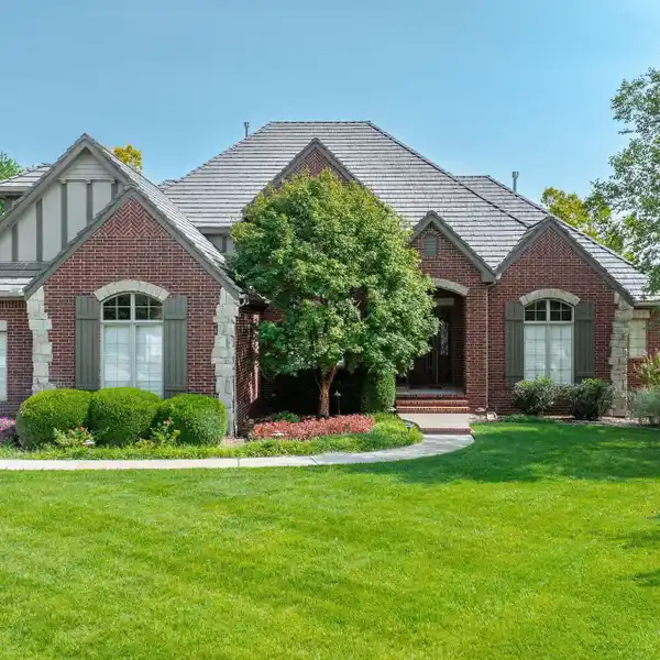 EXECUTIVE HOME IN COVETED KEENELAND