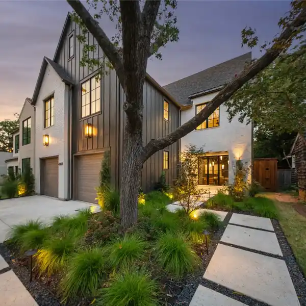 ARCHITECTURAL MASTERPIECE WITH ELEVATED INDOOR-OUTDOOR LIVING