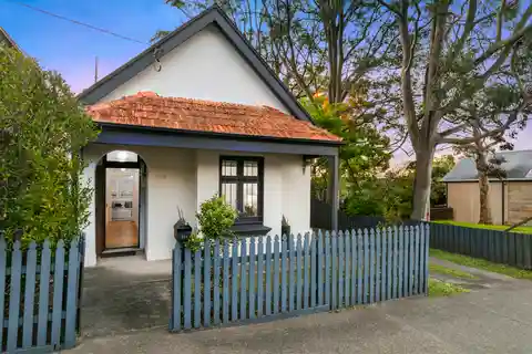 Freestanding Cottage Full of Character and Charm