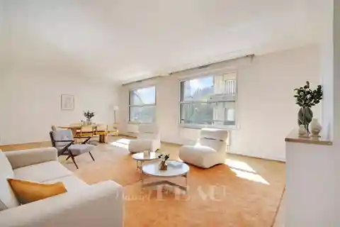 Spacious Paris Flat in Prestigious Golden Triangle