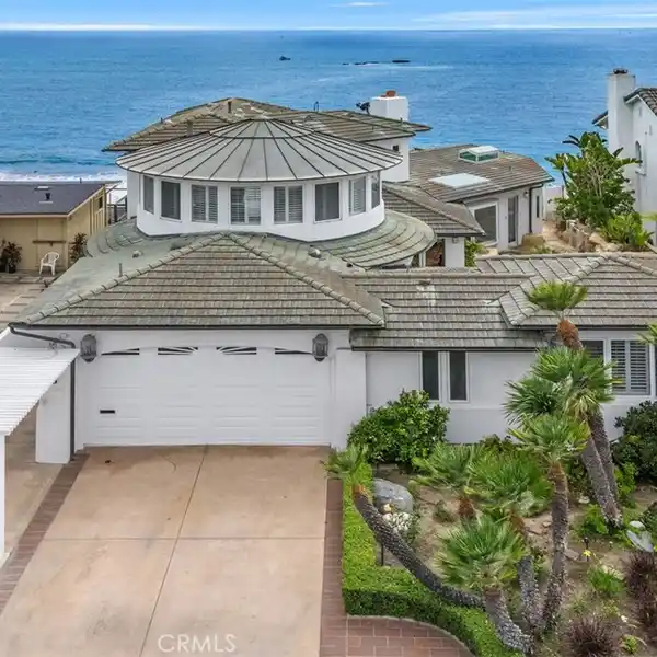 STUNNING OCEANFRONT ESTATE WITH PANORAMIC VIEWS
