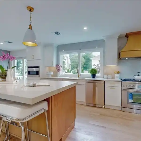 MODERN LUXURY HOME WITH SPACIOUS OPEN LAYOUT