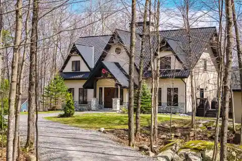 Serene Family Estate Minutes from Downtown