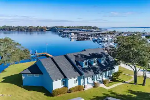 Beautiful Waterfront Pool Home on Doctors Lake