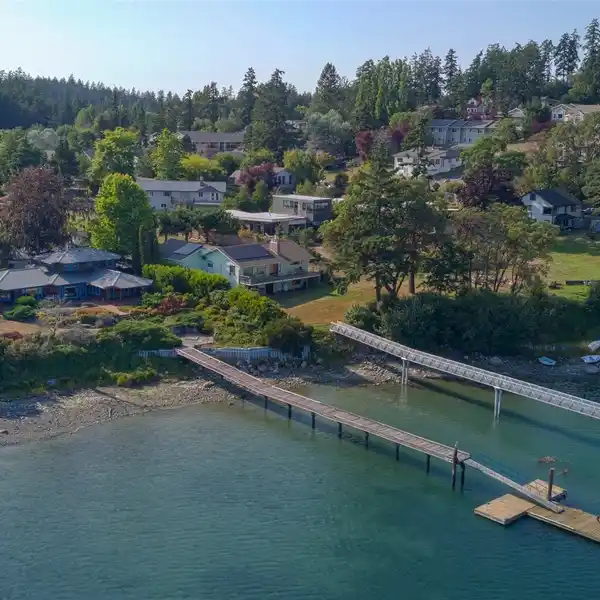 MAGICAL WATERFRONT ESTATE WITH BREATHTAKING VIEWS
