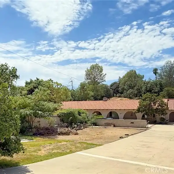 SPRAWLING SINGLE-STORY HOME IN LA HABRA HEIGHTS