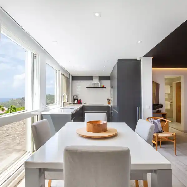 MODERN APARTMENT WITH STUNNING OCEAN VIEWS