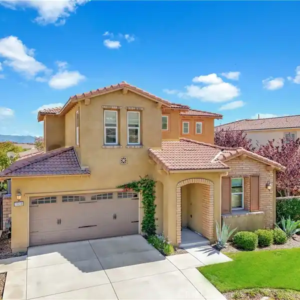 ELEGANT GATED COMMUNITY HOME WITH UPGRADED KITCHEN