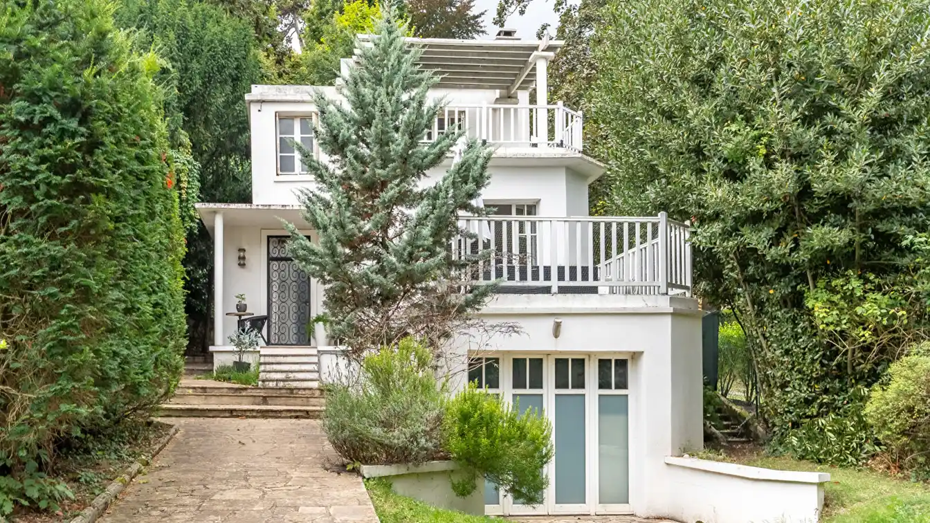 Lovely Art Deco Home with Outbuilding