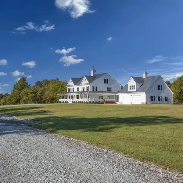 EQUESTRIAN LUXURY MEETS LAKESIDE TRANQUILITY