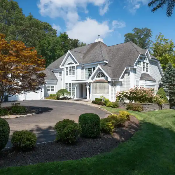 CUL-DE-SAC COLONIAL NEAR DOWNTOWN AMENITIES