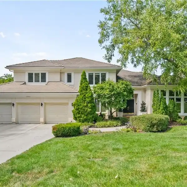 CLASSIC BEAUTY IN AN EXCLUSIVE COMMUNITY