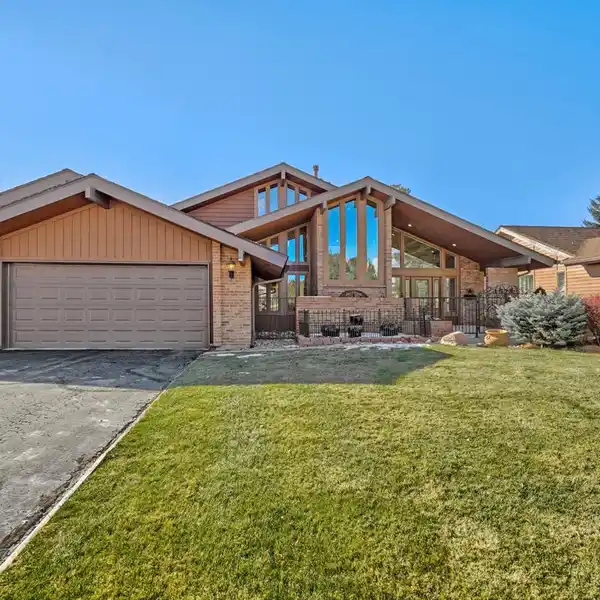 GATED GOLF COURSE LIVING AT THE PARK AT KISSING CAMELS UPDATED SPACIOUS HOME WITH MAIN LEVEL LIVING, MOUNTAIN VIEWS, GARDEN OF THE GODS RESORT AND 27 HOLES AT KISSING CAMELS